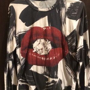 Long sleeve XL t shirt with red lips.